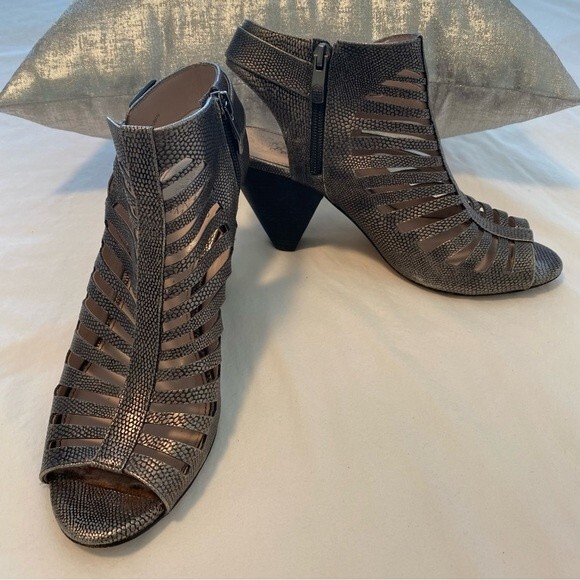 Vince Camuto Metallic Gold Strappy Zipper Peep Toe 3" Heels  Leather Size 9.5M - Picture 2 of 12